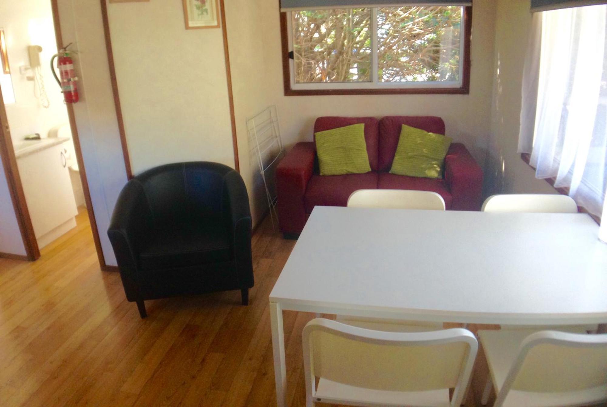 Toora Tourist Park Hotel Room photo